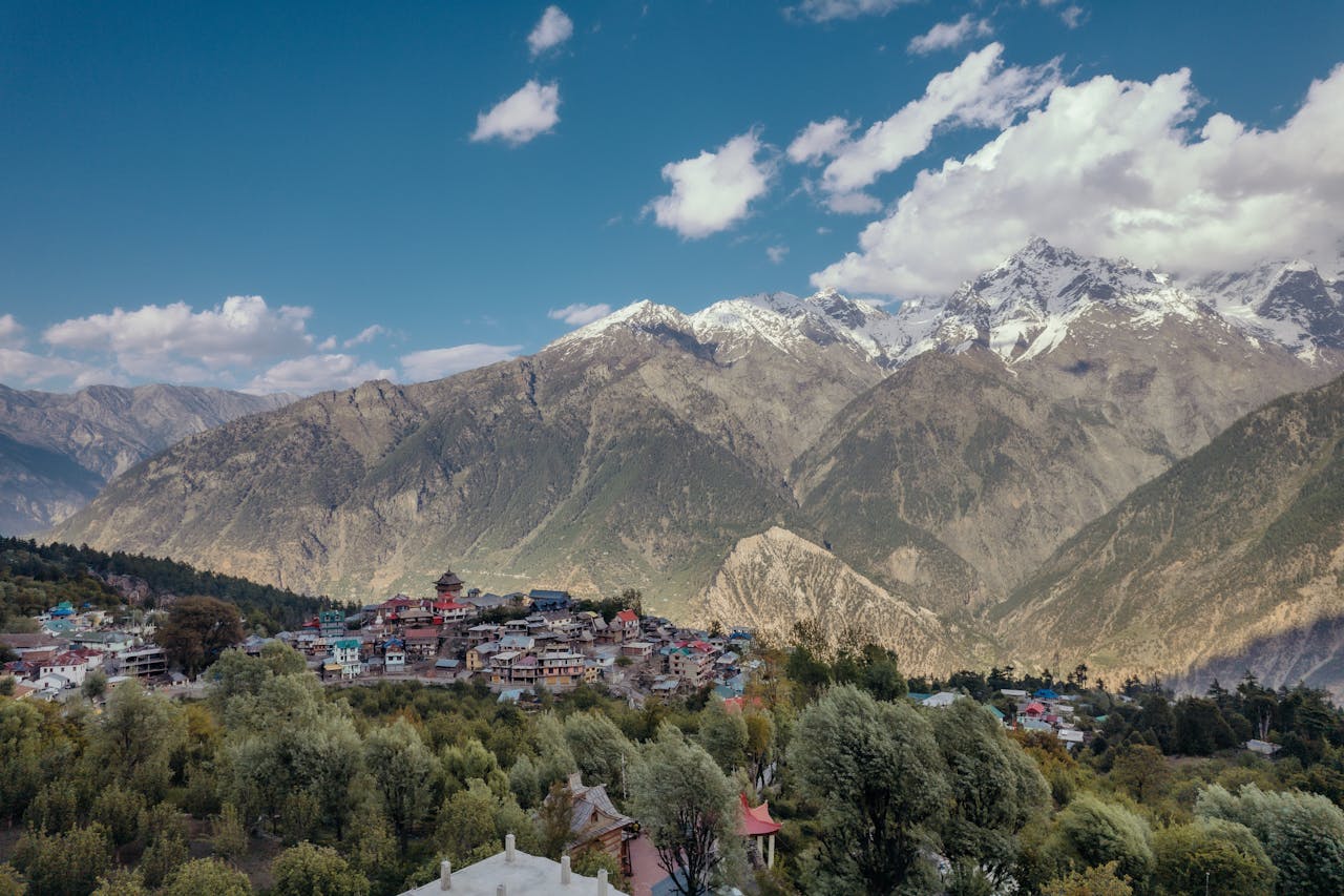 ग्रीष्मकालीन सौर ऊर्जा को संचित कर, शीतकाल में ताप उत्पन्न करने का विलक्षण सुझाव