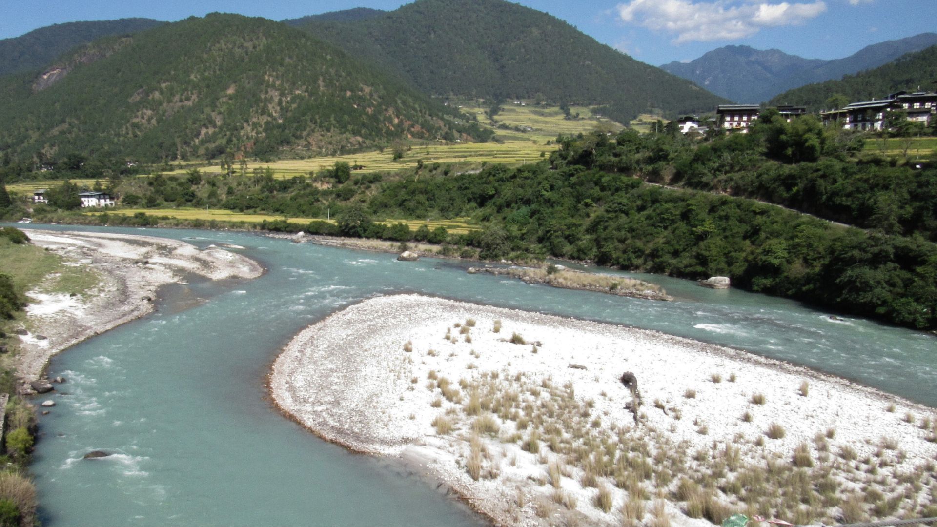 The Himalayan fish puzzle: why two neighbouring rivers filter life differently