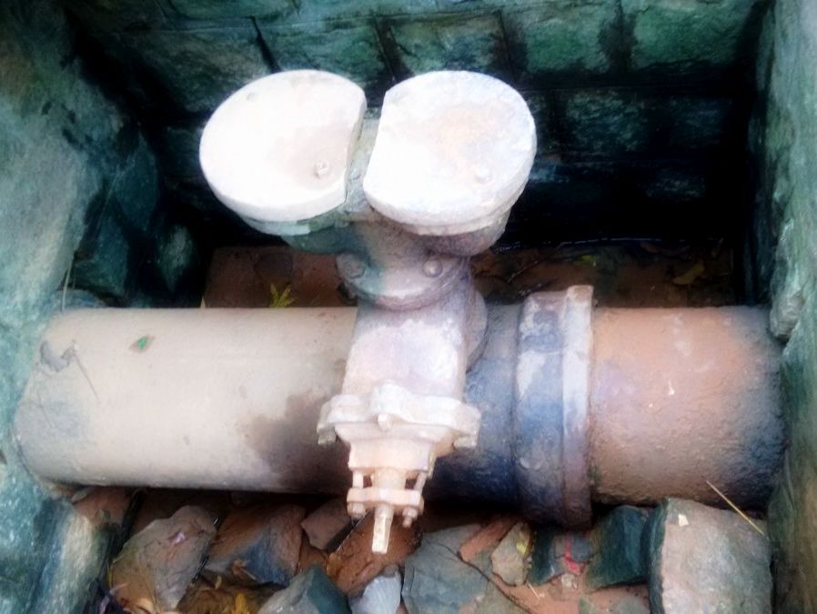 What causes inefficiencies in the water supply system of Bengaluru?