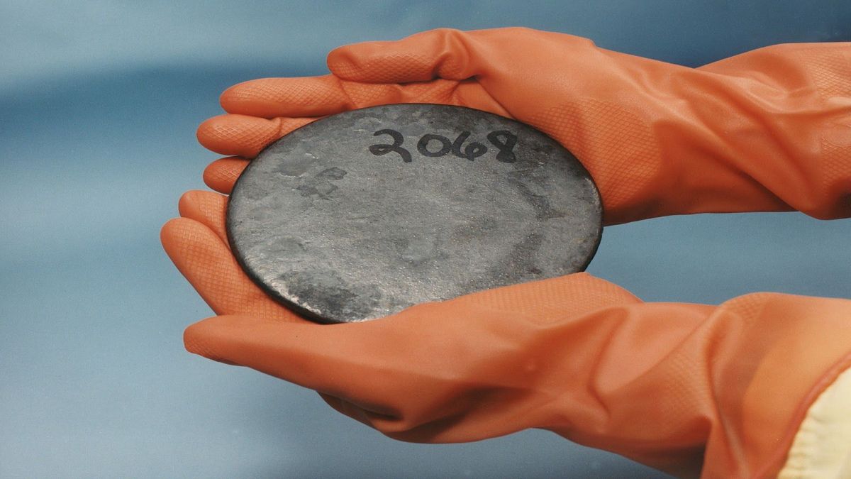Simulations show why anomalies exist in uranium