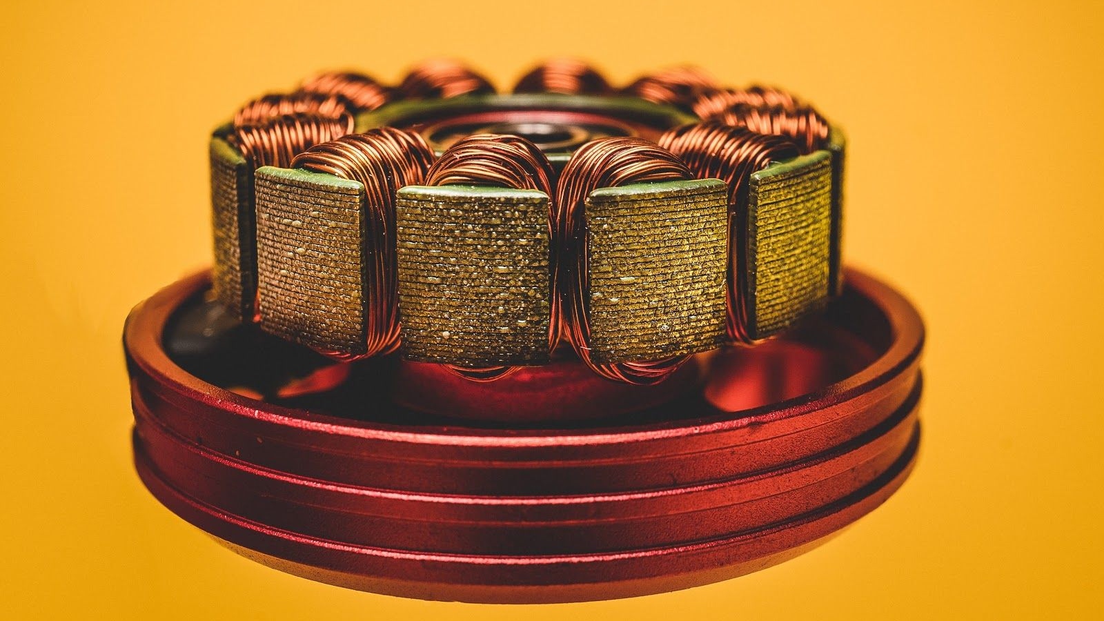 The laws of electromagnetism at the scale of a few atoms